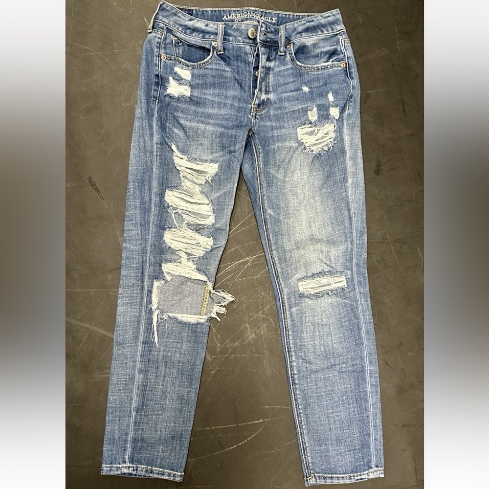 American Eagle Tomgirl Short Jeans Size 2 Distressed Blue Jeans